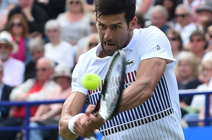 Le Serbe Novak Djokovic face au Russe Daniil Medvedev au tournoi sur gazon d'Eastbourne, le 30 juin 2017