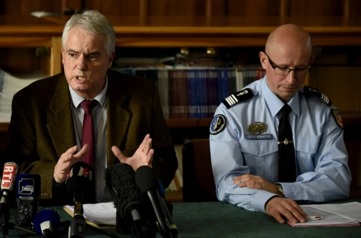 Le procureur de la République de Valence Alex Perrin (G) lors d'une conférence de presse au tribunal de Valence le 27 décembre 2016