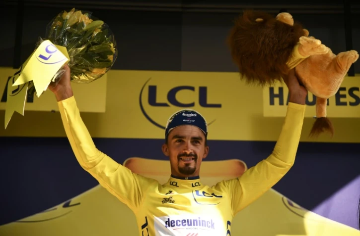 Le Français Julian Alaphilippe sur le podium du Tour de France à l'arrivée de la 17e étape, le 24 juillet 2019 à Gap