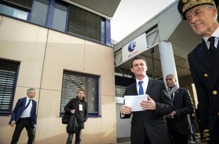 Le Premier ministre Manuel Valls devant une agence pôle Emploi, le 22 février 2016 à Mulhouse