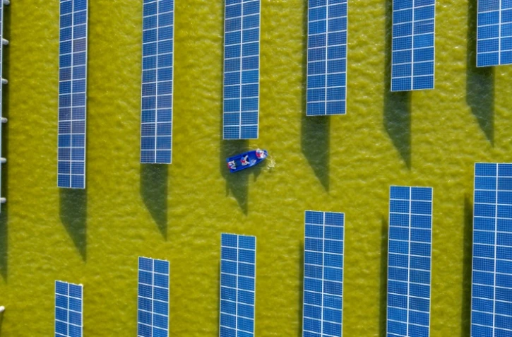 Vue aérienne d'une station photovoltaïque, située dans un bassin à poissons, à Haian, en Chine, le 19 juillet 2021