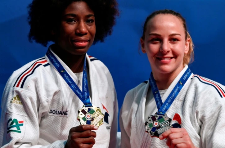 La Française Marie-Eve Gahié, médaillée d'or (-70 kg) et sa compatriote Margaux Pinot, médaillée de bronze dans la même catégorie, posent aux Championnats d'Europe de judo, le 30 avril 2022 à Sofia