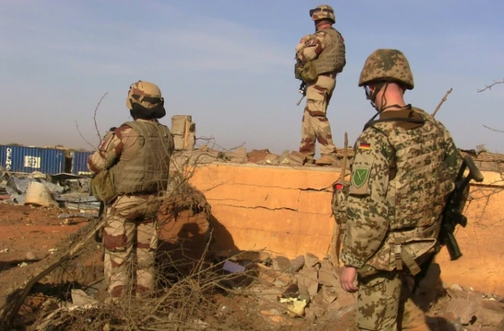 Des soldats français participant à l'opération Barkhane sur les lieu d'un attentat-suicide à Gao, au Mali, le 30 novembre 2016