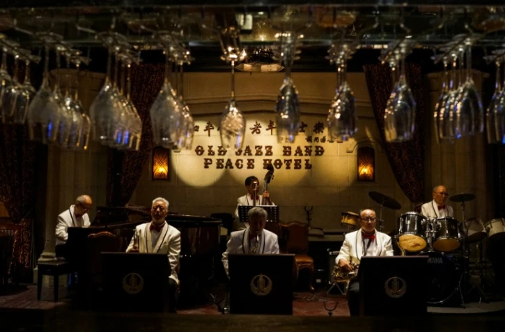 Les six membres du Old Jazz Band sont âgés en moyenne de 82 ans, ce qui leur vaut le surnom de "groupe de jazz le plus âgé du monde" --un titre naguère homologué par le Livre des records: l'aîné souffle encore dans sa trompette avec entrain malgré ses 97 printemps... et le plus jeune a 63 ans.