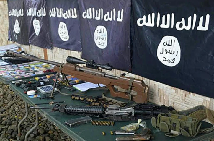 Drapeaux du groupe Etat islamique et des armes appartenant à des combattants revendiquant leur appartenance à cette organisation. Photo prise le 26 novembre 2015