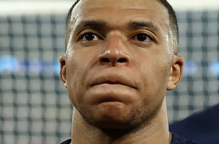 Kylian Mbappé face aux supporters du Paris SG mardi soir après l'élimination contre Dortmune en demi-finale de Ligue des champions.