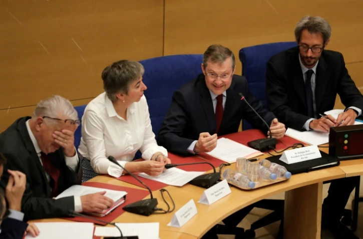 Le président de la commission des Lois sénatoriale, Philippe Bas (2ème en partant de la droite) lors des premières auditions, le 31 juillet 2018