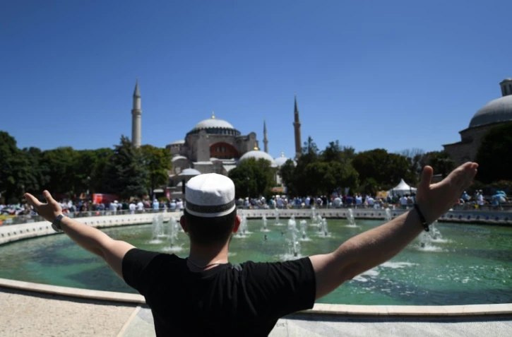 Un fidèle devant l'ex-basilique Sainte-Sophie, reconvertie en mosquée le 10 juillet, pour la première journée de prière du vendredi, le 24 juillet 2020 à Istanbul
