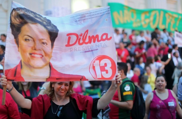 Des sympathisants du Parti des travailleurs (PT) manifestent leur soutien à Dilma Rousseff le 31 mars 2016 à Curitiba 