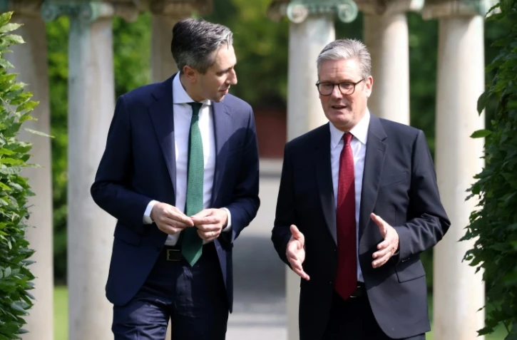 Le Premier ministre irlandais Simon Harris (g) et son homologue britannique Keir Starmer lors d'une rencontre, le 7 septembre 2024 à Dublin 