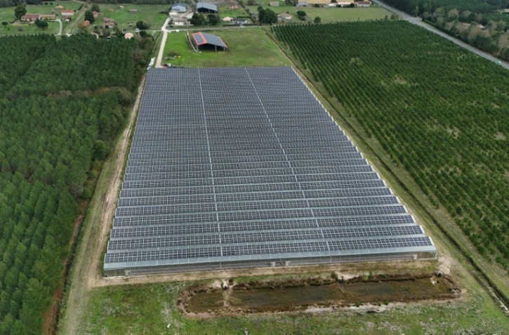 Vue aérienne d'une serre dont le toit est en partie constitué de panneaux photovoltaïques, au Temple, le 3 octobre 2025 en Gironde