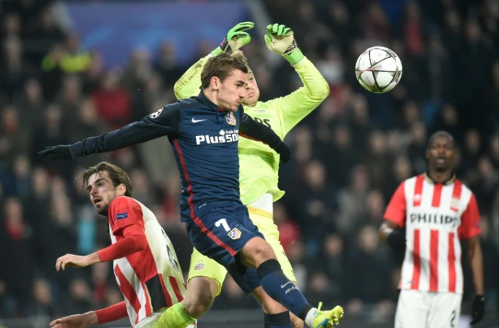 Duel aérien entre le gardien du PSV Jeroen Zoet et l'attaquant de l'Atletico Antoine Griezmann , le 24 février 2016 à Eindhoven