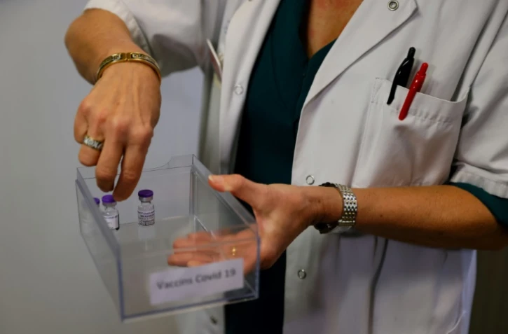 Présentation de doses de vaccins Pfizer-BioNTech lors du début des vaccinations à l'hôpital de Sevran le 27 décembre 2020