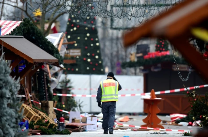 Un policier traverse le marché de Noël attaqué par un camion-bélier à Berlin, le 20 décembre 2016
