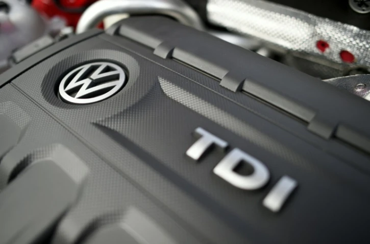 Le logo de Volkswagen sur un moteur diesel d'une voiture du constructeur