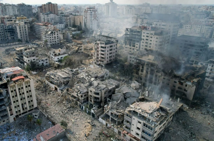 Bâtiments lourdement endommagés à la suite de frappes aériennes israéliennes dans la ville de Gaza, le 10 octobre 2023