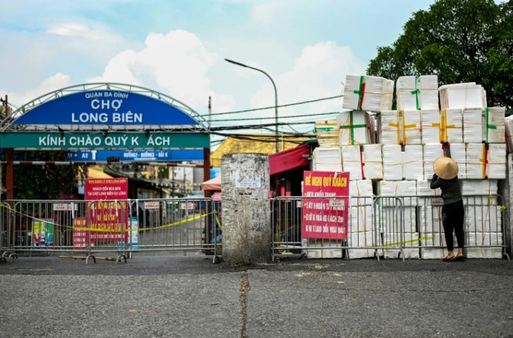 Des barrières pour restreindre les déplacements et lutter contre le coronavirus, le 30 août 2021 à Hanoï, au Vietnam