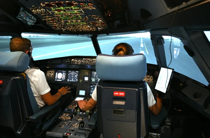 Des pilotes de ligne s'entraînent sur un simulateur de vol au centre CAE d'EasyJet, près de l'aéroport de Milan Malpensa, le 18 septembre 2023 à Lonate Pozzolo, en Italie