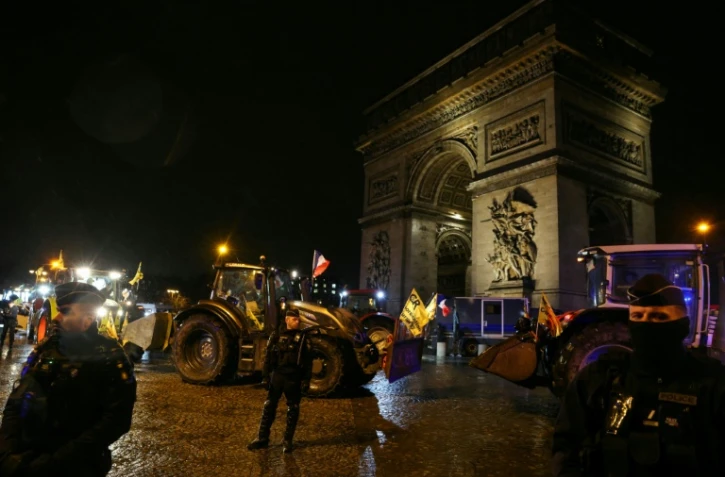 Des agriculteurs au volant de leurs tracteurs sont garés devant l'Arc de Triomphe à Paris pour protester contre l'accord du Mercosur, le 8 janvier 2026