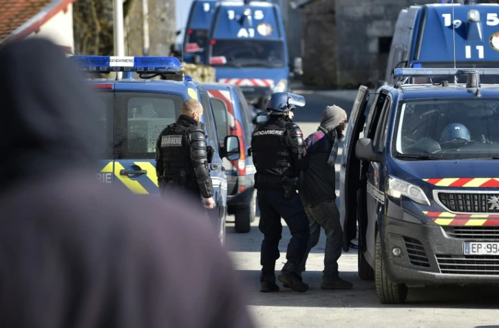 Les gendarmes arrêtent un membre de La maison de résistance à la poubelle nucleaire à Bure, au nord-est de la France, le 22 février 2018