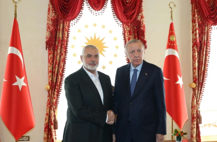 Photo transmise par la présidence turque le 20 avril 2024 montrant le président turc Recep Tayyip Erdogan (D) aux côtés du chef du Hamas, Ismaïl Haniyeh lors d'un entretien à Istanbul