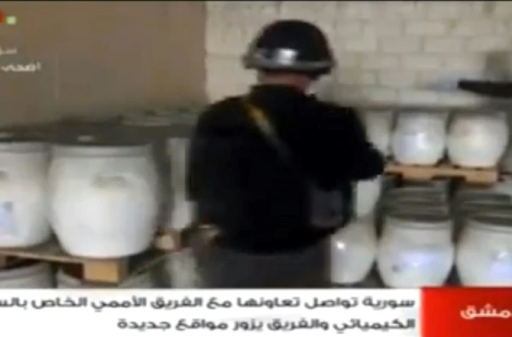 Un inspecteur de l'OIAC dans un lieu tenu secret en Syrie sur une capture d'écran de la télévision syrienne le 19 octobre 2013