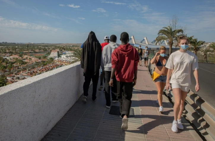 Des migrants maliens se baladent à Gran Canaria, le 23 novembre 2020, aprÚs avoir été secourus par des garde-cÎtes espagnols