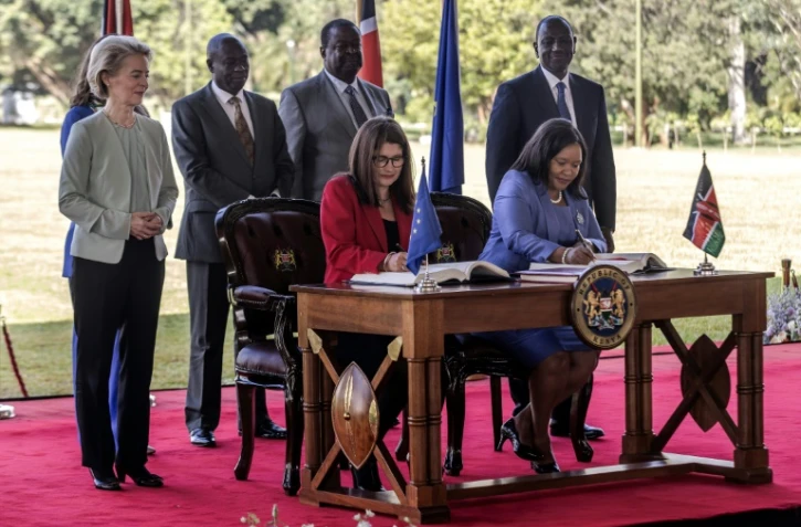 La présidente de la Commission européen Ursula von der Leyen (g) et le président kényan William Ruto (d) assistent à la signature d'un accord commercial entre l'UE et le Kenya, le 18 décembre 2023 à Nairobi