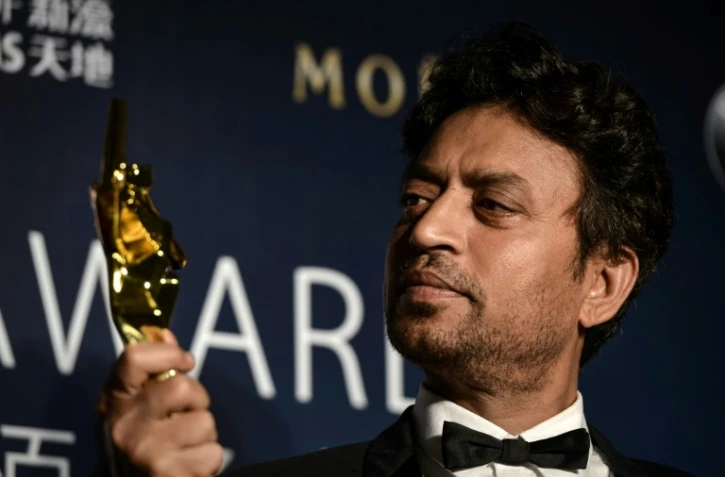 Irrfan Khan pose avec le trophée du meilleur acteur, décerné aux Asian Film Awards, à Macao le 27 mars 2014