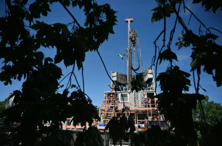 Forage à 2.000 m de profondeur pour aller capter de l'eau chaude afin d'alimenter un système de géothermie, à Szeged, en Hongrie, le 16 juin 2022