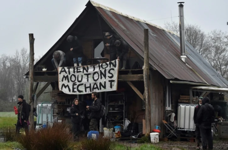 Des manifestants ont déployé une banderole avant leur explusion de la ZAD de Notre dame des Landes le 9 avril 2018.
