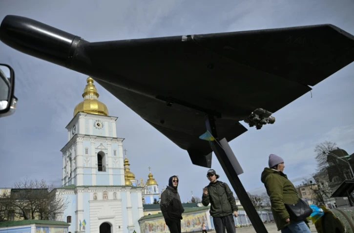 Un drone russe de conception iranienne Shahed 136 exposé sur la place Mykhaïlivska à Kiev, le 7 avril 2026