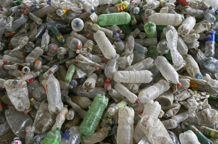Des bouteilles en plastique s'amoncellent près de la rivière Las Vacas à Chinautla, au Guatemala, le 3 juin 2025