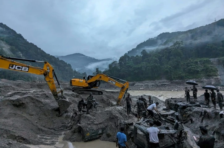 Photo diffusée par le ministère indien de la Défense, le 5 octobre 2023, des opérations de recherche de victimes des inondations, dans l'Etat de Sikkim, en Inde