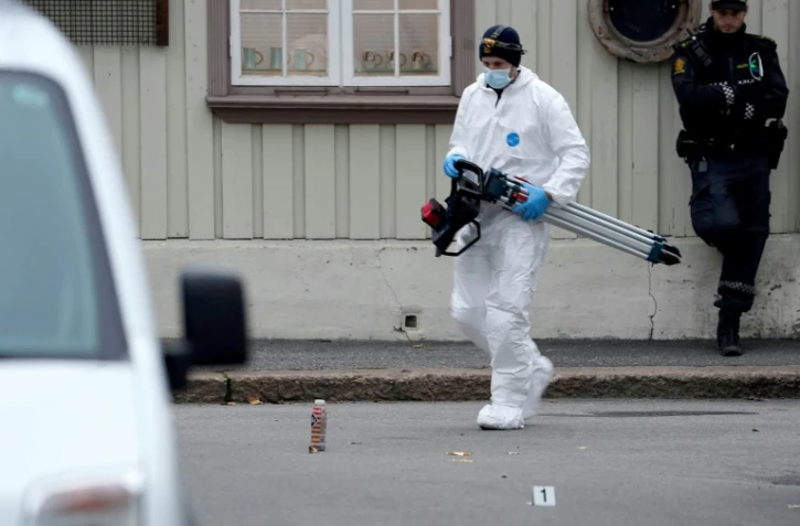 Un légiste transporte du matériel sur les lieux d'une attaque meurtrière à l'arc, le 14 octobre 2021 à Kongsberg, en Norvège