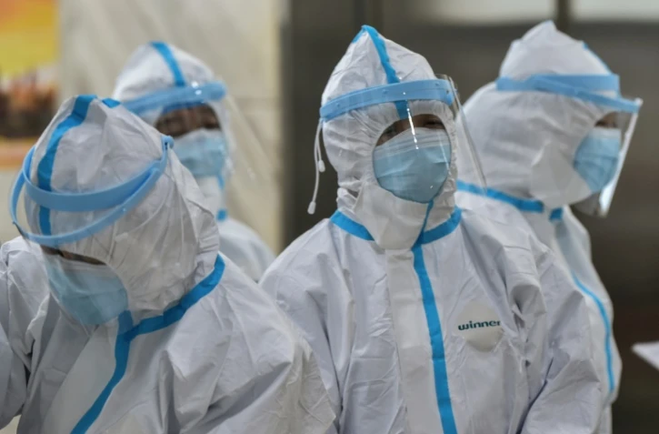 Du personnel médical dans le centre de la croix rouge à Wuhan, le 25 janvier 2020