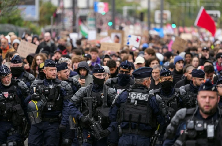 Devant le cortège de manifestants pour le pouvoir d'achat et les services publics à Paris, le 24 octobre 2026