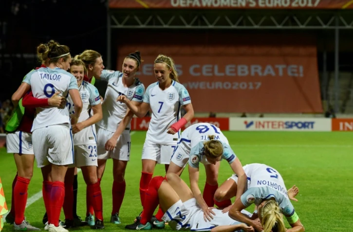 Les joueuses anglaises fêtent leur but contre la France en quart de finale de l'Euro, le 30 juillet 2017 à Deventer 