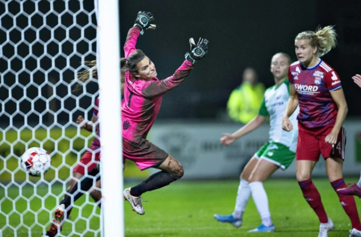 L'attaquante norvégienne de Lyon Ada Hegerberg (d) marque sur le terrain des Danoises du Fortuna Hjorring, le 16 octobre 2019  