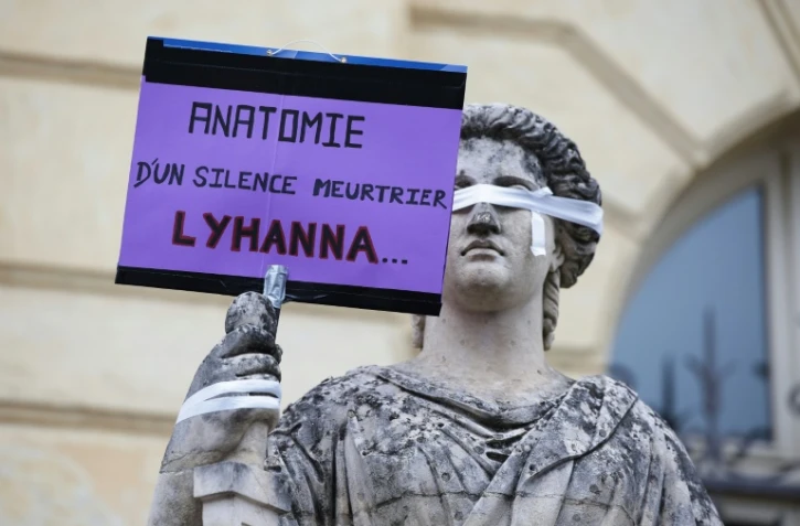 Une affiche placardée sur une statue à l'occasion d'une manifestation devant le tribunal d'Auch le 8 juin 2026 pour demander une loi contre les violences aux enfants dans la foulée de l'affaire Lyhanna