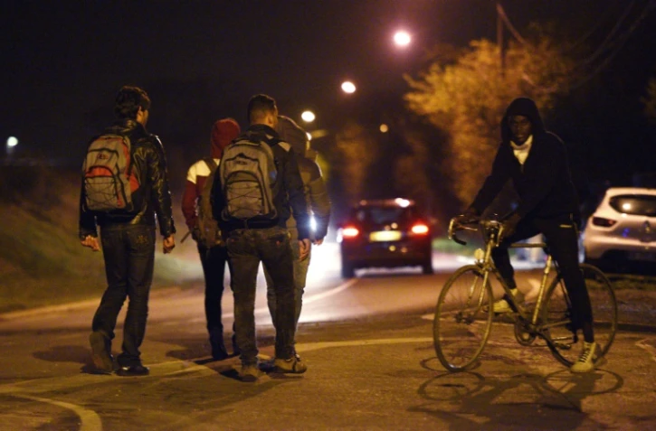 Des migrants marchent aux abords de la "jungle" de Calais, le 10 novembre 2015