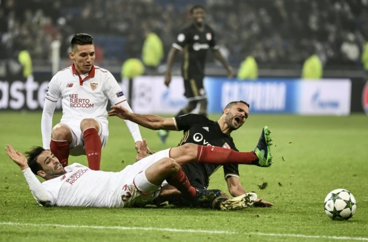 Adil Rami, défenseur français du Séville FC, tacle le défenseur français de Lyon Jérémy Morel, le 7 décembre 2016 lors du match nul et vierge de C1 au Parc OL