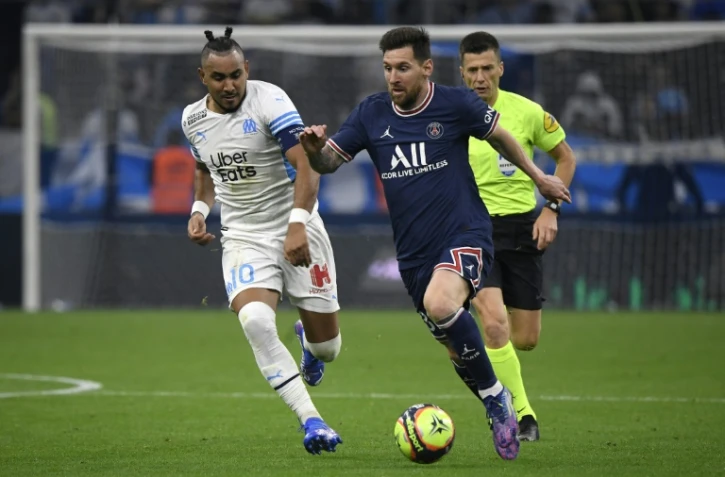 Le milieu de terrain argentin Lionel Messi tente de déborder son homologue marseillais Dimitri Payet, lors de la 11e journée de Ligue 1, le 24 octobre 2021 au Stade Vélodrome