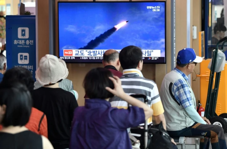 Un écran dans une gare de Séoul diffuse des images d'un lancement de missile nord-coréen, le 10 août 2019