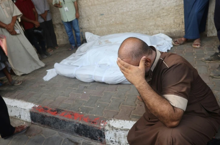 Un Palestinien pleure la mort de ses proches tués dans une frappe israélienne, à l'hôpital des Martyrs d'Al-Aqsa à Deir el-Balah, dans le centre de la bande de Gaza, le 17 août 2024