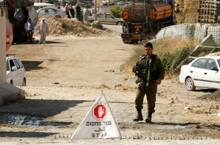 Un soldat israélien à un point de contrôle entre les municipalités de Hebron et de Yatta (Cisjordanie), le 10 juin 2016