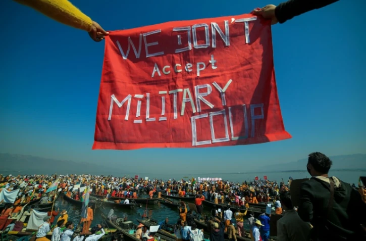 Des manifestants en costume traditionnel de l'ethnie Shan manifestent contre les militaires au lac Inle en Birmanie le 11 février 2021