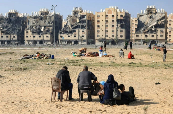 Des habitants de "la ville Hamad", un quartier de Khan Younès financé par le Qatar, dans le sud de la bande de Gaza, le 2 décembre 2023 après un bombardement israélien
