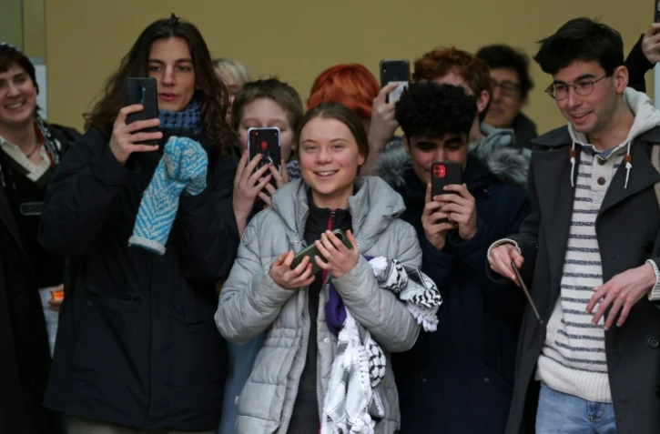 La militante écologiste Greta Thunberg (c), ses coaccusés et ses soutiens quittent la Westminster Magistrates Court de Londres, le 2 février 2024