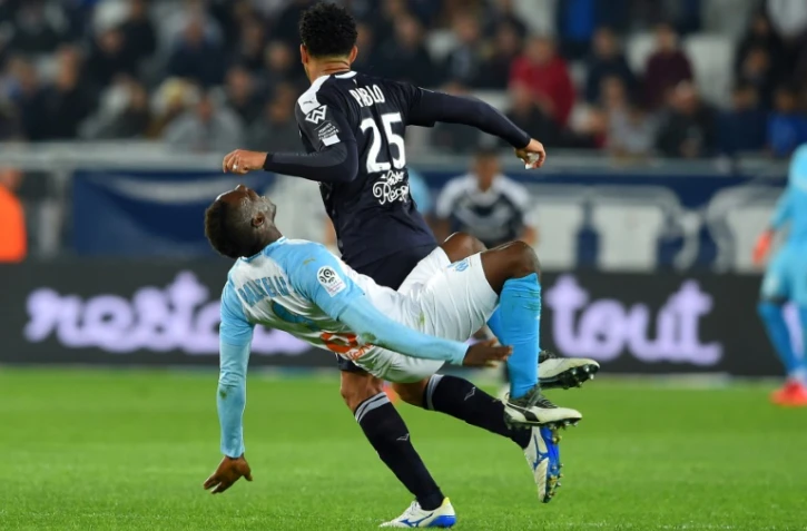 L'attaquant marseillais Mario Balotelli chute auprès du défenseur girondin Pablo lors du match Bordeaux-OM (2-0), le 5 avril 2019